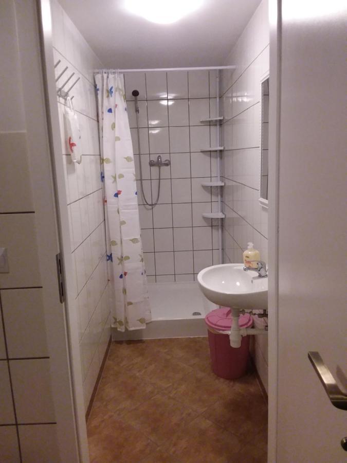 Kleines Zweibettzimmer